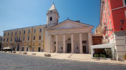 Veduta di una strada del centro di Campobasso, Molise, Italia. Questa cittadina, di probabili origini longobarde, si trova nella zona compresa fra i fiumi Biferno e Fortore.
