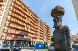 Veduta di una strada di Olot con la scultura in pietra Ahu Moai, Catalogna, Spagna. Autore di quest'opera d'arte che ricalca il modello di quelle presenti sull'isola di Pasqua è ...