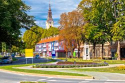 Veduta di una strada nella città di Virovitica, Slavonia, Croazia. Questa graziosa cittadina si trova vicino al confine con l'Ungheria, poco distante dal fiume Drava e sulle pendici ...