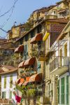 Veduta di una stradina di Apricale, Imperia, Liguria. Questo bel villaggio medievale, situato nell'hinterland ligure e non lontano dal confine con la Francia, è uno dei più ...