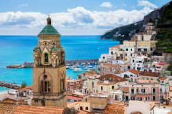 Veduta di una vecchia chiesa con il borgo di Amalfi e un tratto di mare, Campania.

 
