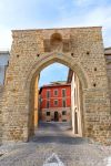 Veduta di un'antica porta d'ingresso alla città di Tolentino, Macerata, Marche. Il centro storico di questo paese è ancora oggi delimitato per lunghi tratti dalle mura ...