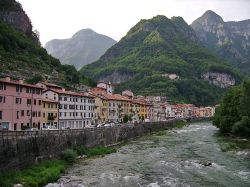 Veduta di Valstagna e il fiume Brenta in Veneto - © Nordavind, Wikipedia