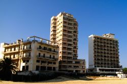 Veduta di Varosha, distretto abbandonato della città di Famagosta, Cipro Nord.



