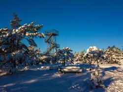 Veduta di Vetatoppen innevata dalla torre di Fredrikstad, Norvegia.



