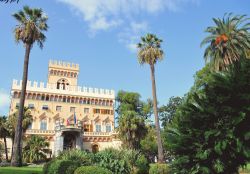 Veduta di Villa Negrotto Cambiaso a Arenzano, provincia di Genova, Liguria. Dal 1880 è circondata da un bel parco all'inglese dove si può anche ammirare una bella serra in ...
