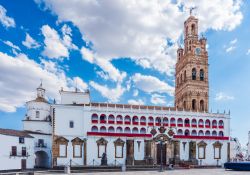 Veduta d'insieme della chiesa di Nostra Signora della Granada nel centro di Llerena, Estremadura, Spagna.
