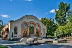 Veduta esterna del conservatorio dei Giardini Fitzroy a Melbourne, Australia, con una statua e fontana - © Alizada Studios / Shutterstock.com