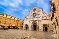 Veduta esterna della cattedrale di Sant'Anastasia a Zara, Croazia. La costruzione di questa basilica romana a tre navate avvenne in due momenti: iniziata attorno al IX° secolo fu terminata ...