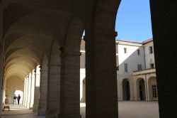 Veduta esterna dell'antica piazza del Centro Internazionale Agora, luogo dedicato alla danza a Montpellier (Francia). Dichiarato monumento storico nazionale sorge nel cuore della città ...