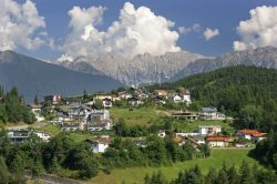 Veduta estiva della cittadina di Imst, Tirolo, Austria. E' un centro frequentato sia per gli sport estivi che per quelli invernali.
