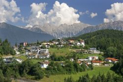 Veduta estiva della cittadina di Imst, Tirolo, Austria. E' un centro frequentato sia per gli sport estivi che per quelli invernali.
