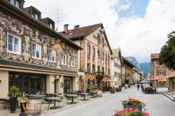 Veduta estiva della famosa Ludwigstrasse a Garmisch-Partenkirchen, Germania, con i suoi edifici storici - © IndustryAndTravel / Shutterstock.com