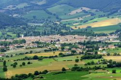 Veduta estiva della piana di Norcia dalla strada per Forca Canapine (Perugia), nel parco dei Monti Sibillini - © Claudio Giovanni Colombo / Shutterstock.com