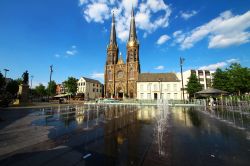Veduta estiva di piazza Heuvel nel centro di Tilburg, Olanda. Nell'immagine, la chiesa neogotica di Heuvelse e la statua di re Guglielmo II° - © kamienczanka / Shutterstock.com