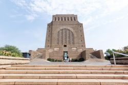 Veduta frontale del Voortrekker Monument a Pretoria, Sudafrica, in una giornata di sole.
