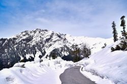 Veduta innevata del passo di Rohtang lungo la strada per la città di Manali, Himachal Pradesh, India. Situato a 3980 metri di altitudine, questo passo dell'India settentrionale è ...