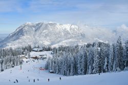 Veduta innevata delle piste di Garmisch-Partenkirchen con lo ski lift (Germania).
