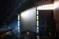 Veduta interna della moderna chiesa di San Francesco nei pressi di Place Carnot, Montpellier (Francia). Il soffitto è stato costruito con grandi travi in ferro - © BOULENGER Xavier ...