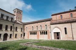 Veduta interna dell'Abbazia di Santa Maria in Silvis a Sesto al Reghena, Pordenone - © Directornico / Shutterstock.com