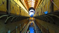Veduta interna dell'Old Melbourne Gaol, stato di Victoria, Australia. Questo museo situato in Russell Street è stato inaugurato nel 1845  © Mariangela Cruz / Shutterstock.com ...
