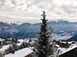 Veduta invernale con la neve sui tetti di Ovronnaz, Svizzera.
