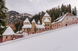 Veduta invernale del castello Gardena a Santa Cristina, Val Gardena. Un tempo residenza estiva e tenuta di caccia, questo castello rinascimentale è circondato da laghetti ricchi di pesci. ...