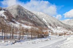 Veduta invernale delle Alpi a Bludenz, Vorarlberg, Austria. Importante centro turistico sia in inverno che in estate, questa località è una delle mete più apprezzate fra ...