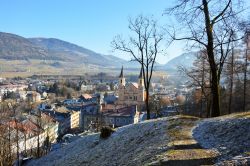 Veduta invernale di Brunico con la chiesa di Santa Maria Assunta, provincia di Bolzano, Trentino Alto Adige. Siamo nel capoluogo storico, culturale, economico e amministrativo della Val Pusteria. ...