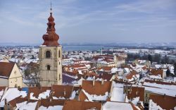 Veduta invernale sui tetti della città di Ptuj, Slovenia: in primo piano la torre campanaria.
