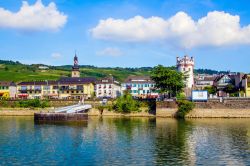 Veduta lungofiume a Rudesheim am Rhein, località nelle Gole del Reno, Germania.
