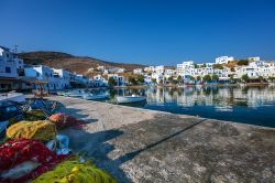 Veduta mattutina del villaggio di Panormos, isola di Tino (Grecia), con le reti da pesca e le barche dei pescatori.



