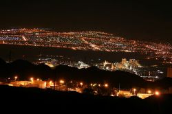 Veduta notturna dall'alto sulla città di Eilat, Israele. E' una località leggendaria sin dai tempi dell'incontro fra il re Salomone e la regina di Saba. Venne nominata ...