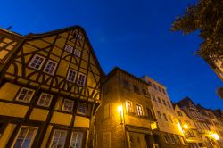 Veduta notturna del centro di Aschaffenburg, Germania. Nata come colonia romana, la città si è sviluppata quando San Bonifacio di Magonza innalzò un piccolo edificio religioso ...