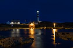 Veduta notturna del faro di Oksoy a Kristiansand, Norvegia. In funzione dal 1832, questo faro è alto 36 metri ed è stato automatizzato nel 2004.
