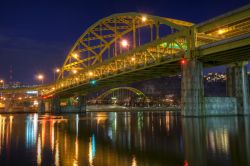 Veduta notturna del Fort Duquesne Bridge e del Penn Lincoln Highway Bridge a Pittsburgh, Pennsylvania.