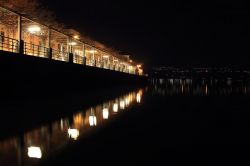 Veduta notturna del lago Maggiore a Arona, Piemonte - La luce si riflette sulle acque del lago Maggiore rendendone ancora più suggestiva l'atmosfera © marcovarro / Shutterstock.com ...