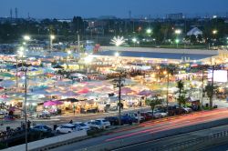 Veduta notturna del mercato di Rattanathibet, Nonthaburi (Thailandia) - © LittileGallery / Shutterstock.com