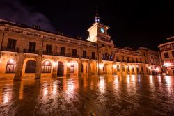 Veduta notturna del Municipio di Oviedo, Spagna. Eretto nel 1622-23 dall'architetto Juan de Naveda, il Palazzo Comunale è stato restaurato e completato nel 1939. La porta d'ingresso ...