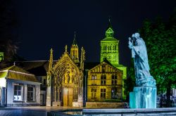 Veduta notturna della basilica di San Servazio a Maastricht, Olanda.

