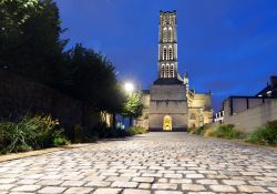 Veduta notturna della cattedrale di Santo Stefano a Limoges, Francia. In stile gotico fiammeggiante, questo edificio religioso venne costruito nel XIII° secolo per concludersi solo nel XIX°.



 ...