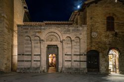 Veduta notturna della chiesa di San Francesco nel centro storico di San Gimignano, Siena, Toscana. Databile al secondo decennio del XIII° secolo, questo luogo di culto si avvicina più ...