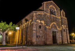Veduta notturna della chiesa di San Simplicio a Olbia, Sardegna. L'edificio sacro presenta una facciata tripartita da due lesene e arricchita da una trifora incassata.
