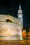 Veduta notturna della chiesa illuminata di San Giorgio con il castello medievale di Sopron, Ungheria. Questa bella località si trova nella regione romana della Pannonia.


