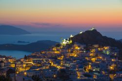 Veduta notturna della città di Chora a Ios, Grecia. Una suggestiva immagine di Chora fotografata al tramonto con il cielo dalle tante sfumature - © Josef Skacel / Shutterstock.com ...