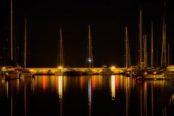 Veduta notturna della marina di Punta Ala, provincia di Grosseto, Toscana.

