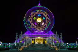 Veduta notturna della ruota panoramica indoor di Ashgabat, la più grande del genere al mondo (Turkmenistan) - © Jakub Buza / Shutterstock.com