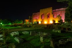 Veduta notturna dell'antico anfiteatro di Patrasso, Grecia.
