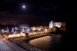 Veduta notturna di Castel dell'Ovo a Napoli