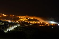 Veduta notturna di Troina in Sicilia, borgo dei monti Nebrodi, provincia di Messina